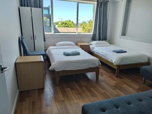 Ένα ή περισσότερα κρεβάτια σε δωμάτιο στο 5 Beds including 1 Double Bed, 2 single Beds, 2 Double Sofa Beds, Suite 4, 37 Totara Avenue, New Lynn
