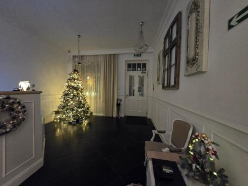 a christmas tree in the middle of a living room at Dwie Wieże in Międzyzdroje
