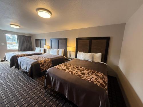 a hotel room with two beds in a room at Beverly Lodge in South Lake Tahoe