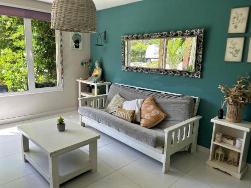 マル・デル・プラタにあるLa Pasionariaのソファとテーブルのあるリビングルーム