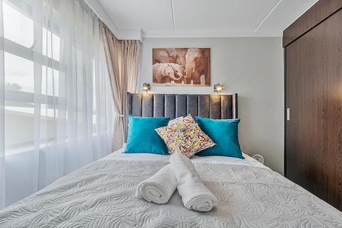 Katil atau katil-katil dalam bilik di Modern 2 Bed Apartment-Self Check In-Next to Dainfern Square Shopping Centre