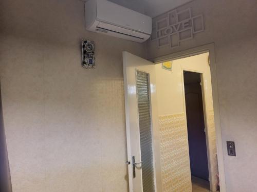 Cette chambre dispose d'un ventilateur de plafond et d'une porte. dans l'établissement 2 pieces pour 4 personnes proche tram, à Nice