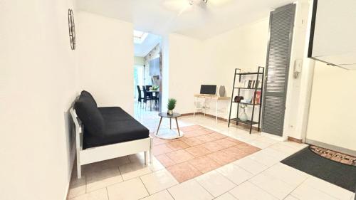 un salon avec une chaise et une télévision dans l'établissement Un cocon a Longwy confort et jardin prive, à Longwy