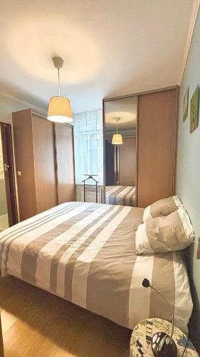 une chambre avec un grand lit dans une pièce dans l'établissement Un cocon a Longwy confort et jardin prive, à Longwy