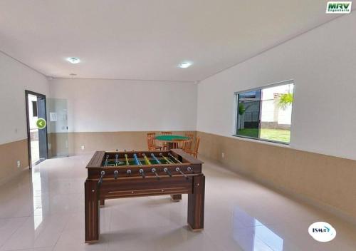 a room with a table in the middle of it at Apto perto do Hotel Premium com garagem, 3 camas, 2 quartos, portaria 24h in Campinas