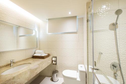 Un baño de HE TI Hotel