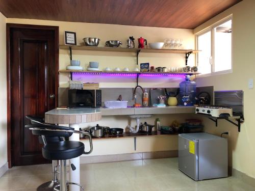 una cucina con bancone e molti articoli di Penthouse with a rooftop 2 bedroom 1 bath a Baños