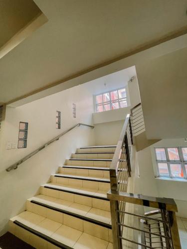 an empty staircase in a building with a window at Léo's Cachette in Naga
