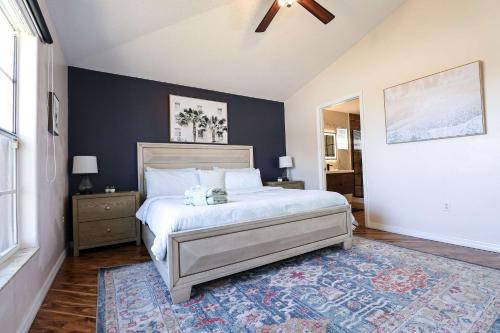 a bedroom with a bed and a blue wall at New APT 15Min Drive Disney and Airport - Parks KingBed Pets in Kissimmee
