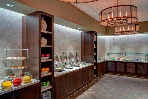 a room with a buffetasteryasteryasteryasteryasteryasteryasteryasteryasteryasteryastery at Dallas/Fort Worth Airport Marriott in Irving