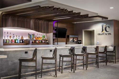 Lounge nebo bar v ubytování West Des Moines Marriott