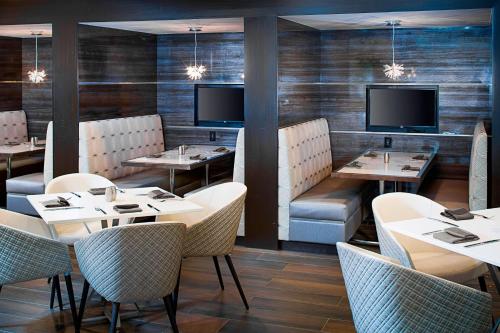 Телевизор и/или развлекательный центр в Dallas Marriott Suites Medical/Market Center