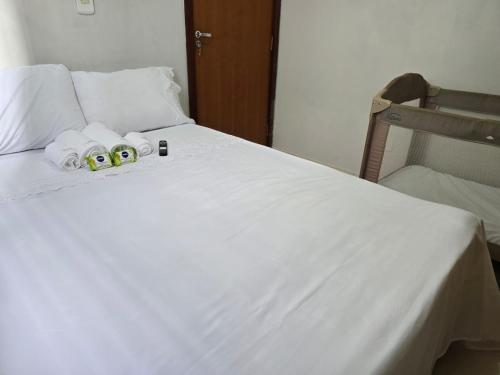 two rolls of toilet paper and two rolls of towels on a bed at Edificio Hayannes - 01 Quarto - Cozinha - Banheiro - Garagem Coberta - Self Check in - Taxa Para Hospede Com Pets in Maringá