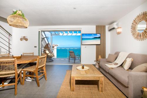 Posezení v ubytování Sur la plage de Grand Case - Entièrement rénové - 2ch duplex - 6p