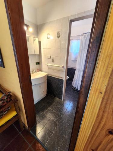 une salle de bain avec un lavabo et un miroir dans l'établissement Casa quinta en Brandsen, à Brandsen