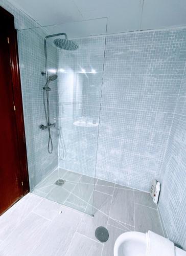 a bathroom with a shower with a sink and a toilet at Central Apartment in Sanlucar in Sanlúcar de Barrameda