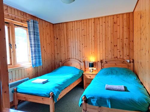 Ένα ή περισσότερα κρεβάτια σε δωμάτιο στο Plodda Lodge at Lochletter Lodges