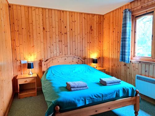 Ένα ή περισσότερα κρεβάτια σε δωμάτιο στο Plodda Lodge at Lochletter Lodges