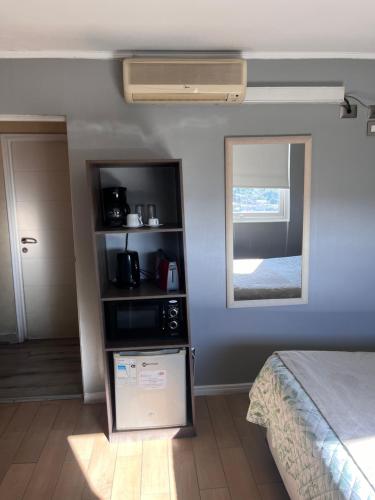 チジャンにあるHotel Aranjuezのベッドルーム1室(ベッド1台、鏡付)、