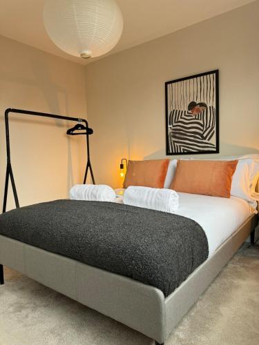 a bedroom with a bed in a room at Stylish & spacious home in the Chilterns in Chinnor