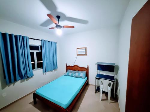 um quarto com uma cama e um ventilador de teto em Apartamento Vip no Frade em Angra dos Reis