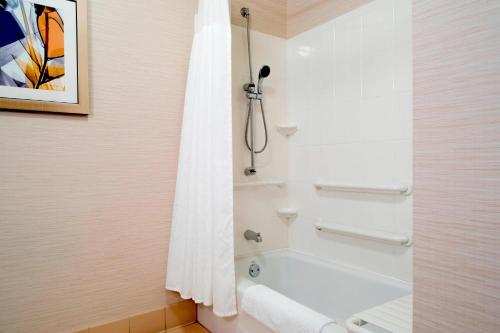 Ένα μπάνιο στο Fairfield Inn & Suites by Marriott State College