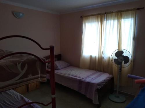 a bedroom with a bunk bed and a window at Nuevo Amanecer in Villa Los Aromos