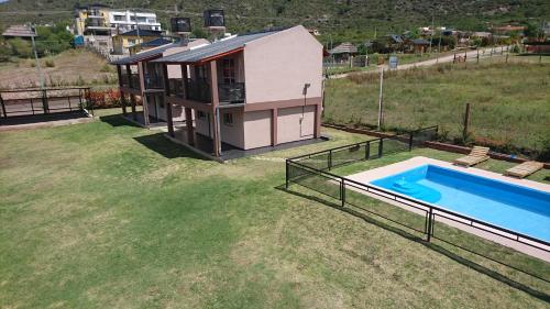 Mirando el Valle في بوتريرو دي لوس فونيس: منظر علوي لمنزل به حوض سباحة