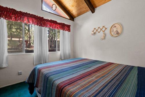 Ένα ή περισσότερα κρεβάτια σε δωμάτιο στο Bear Paw Lodge, 1 min from Bear Mountain, Balcony