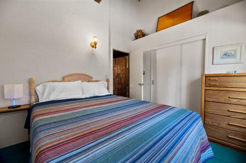 Ένα ή περισσότερα κρεβάτια σε δωμάτιο στο Bear Paw Lodge, 1 min from Bear Mountain, Balcony