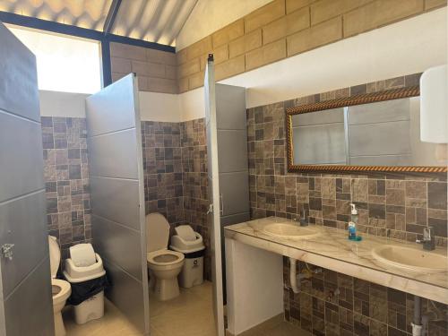 La salle de bains est pourvue de 2 lavabos et de 2 toilettes. dans l'établissement La Martina Campestre, à Sutamarchán