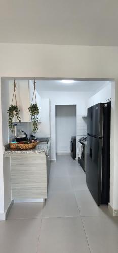 una cucina con bancone e frigorifero di P, C, Tropical Dream,1 Hab,1 Baño, Balcon, Piscina, WiFi Alta Velocidad Gratis a Punta Cana
