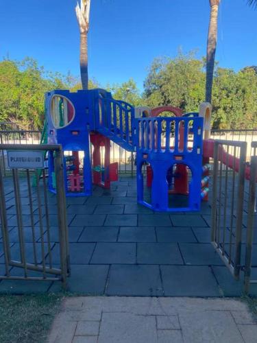 ein Spielplatz in einem Park mit einer blauen Spielstruktur in der Unterkunft Apto aconchegante a 3km da orla in Lagoa Santa