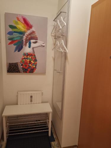 a bathroom with a painting of a peacock on the wall at Graz! Ruhe an der Mur - zentral in Graz