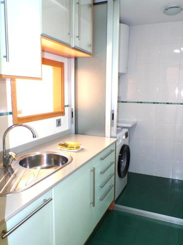 Apartamento con jacuzzi, sauna, gimnasio y piscina enfrente del mar