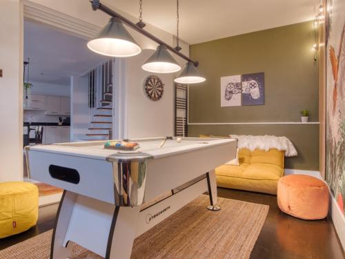 a ping pong table in a living room at London Holland Park - parking, arcade & games in London