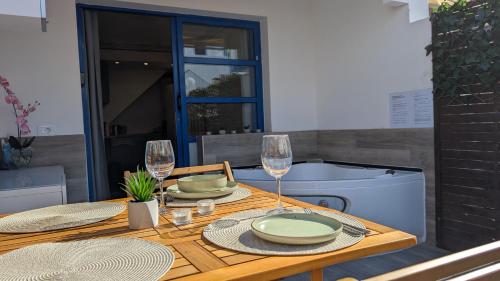 Foto Cosy Bungalow with Terrace & Jacuzzi 5