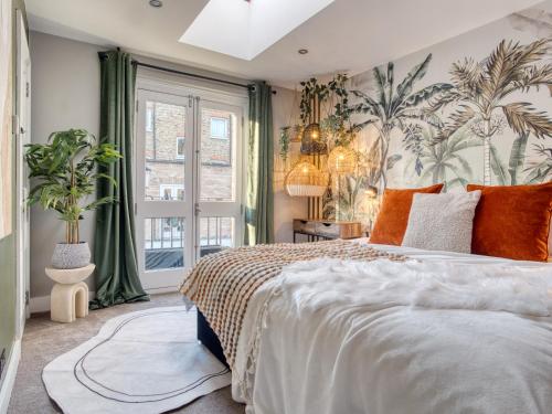 Postel nebo postele na pokoji v ubytování London Holland Park - games room & parking