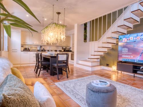a living room with a couch and a dining room at London Holland Park - parking, arcade & games in London
