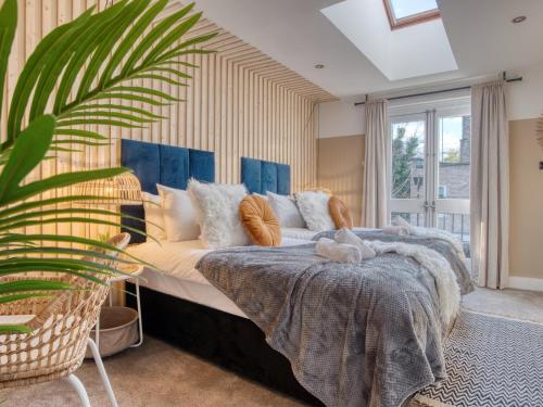 Postel nebo postele na pokoji v ubytování London Holland Park - games room & parking