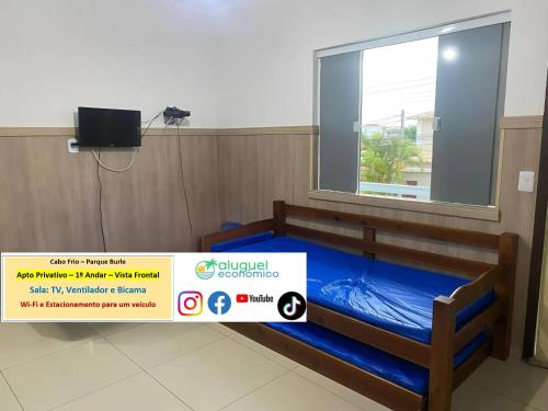 ein Bett in einem Zimmer mit Fenster in der Unterkunft Cabo Frio - Parque Burle - Aluguel Econômico in Cabo Frio