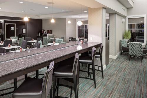 a lobby with a bar with chairs and tables at Residence Inn by Marriott Franklin Cool Springs in Franklin
