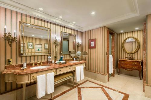 ブエノスアイレスにあるPark Tower, A Luxury Collection Hotel, Buenos Airesの洗面台が2つと大きな鏡があるバスルーム