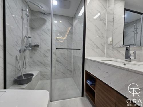 Un baño con ducha, inodoro y lavabo. en 서초 Luxury flat, en Seúl