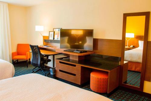 Телевизор и/или развлекательный центр в Fairfield Inn & Suites by Marriott Fort Walton Beach-West Destin