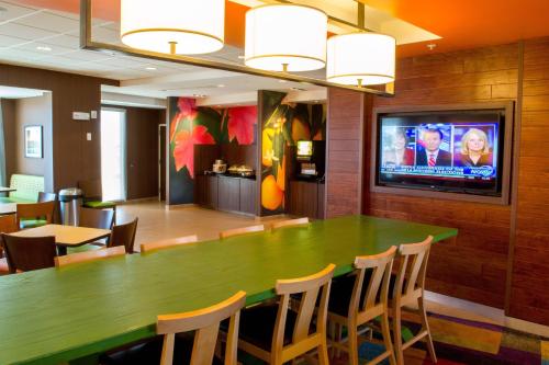 Телевизор и/или развлекательный центр в Fairfield Inn & Suites by Marriott Fort Walton Beach-West Destin
