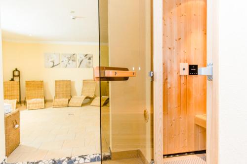 a glass door leading to a living room with chairs at A Casa Kristall in Sölden