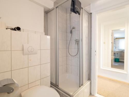 a bathroom with a shower and a toilet at Huus unner Lee 3 in Spiekeroog
