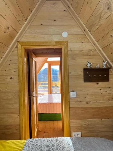Un ou plusieurs lits dans un hébergement de l'établissement Wooden House ŠUŠKA 3 - Drvena kuća ŠUŠKA 3
