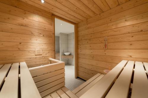 a sauna with a tub and a toilet at A Casa Kristall in Sölden